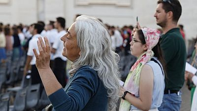 Gemeinsames Gebet auf dem Petersplatz im Vatikan kruz vor dem Start der Synode