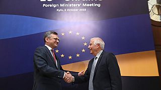 Josep Borrell, az unió külügyi és biztonságpolitikai főképviselője Kijevben kezet szorít az ukrán külügyminiszterrel