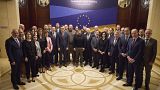 Presidente ucraniano, Volodymyr Zelenskyy, ao centro, posa para foto com os participantes da reunião informal de Ministros dos Negócios Estrangeiros da UE, Kiev, Ucrânia