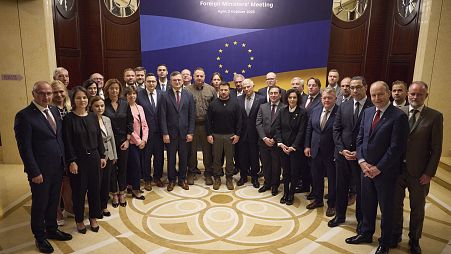 Presidente ucraniano, Volodymyr Zelenskyy, ao centro, posa para foto com os participantes da reunião informal de Ministros dos Negócios Estrangeiros da UE, Kiev, Ucrânia