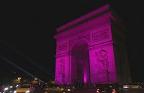  قوس النصر في باريس يرتدي الوشاح الوردي للتوعية بسرطان الثدي- 1 تشرين الأول / أكتوبر 2023.