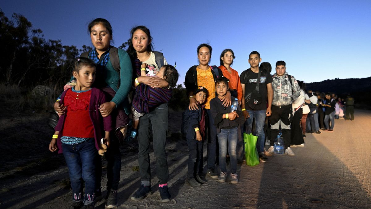Perui menekültek az amerikai-mexikói határon