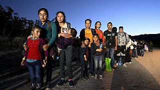 Perui menekültek az amerikai-mexikói határon