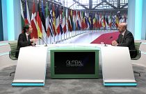 Корреспондент Euronews Грегуар Лорни беседует с председателем Европейского совета Шарлем Мишелем