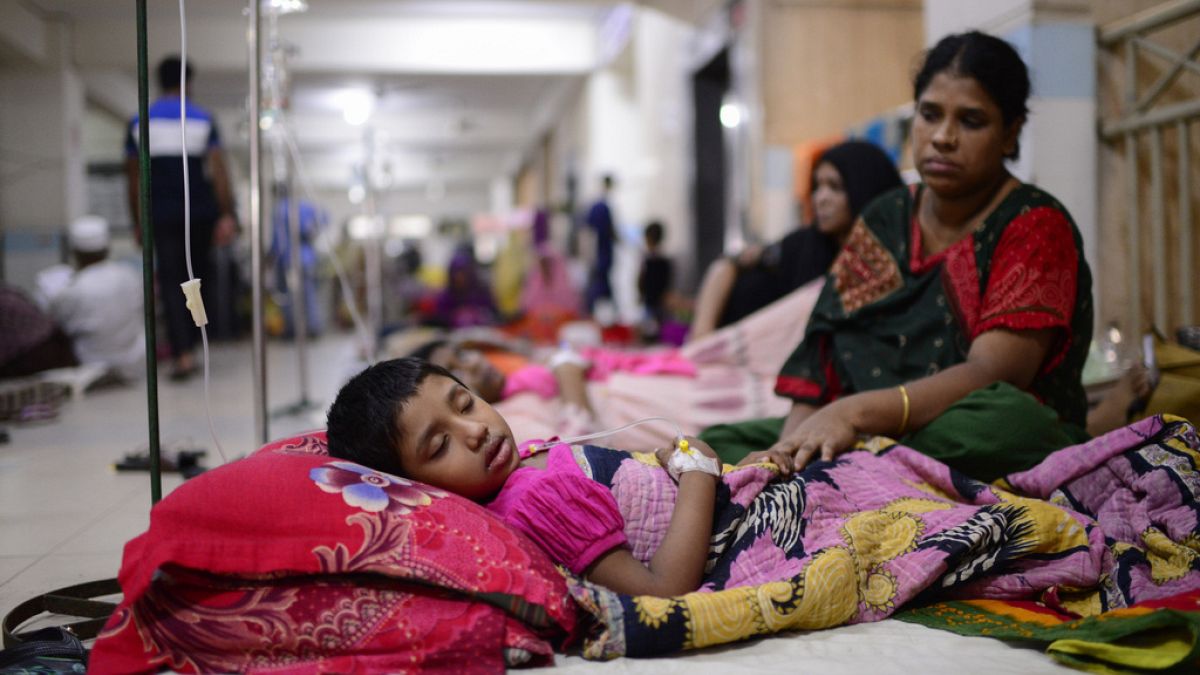Bangladeş'te 'dang humması' rahatsızlığı nedeniyle hastanede tedavi gören bir çocuk