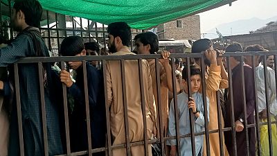 مردم منتظر نوبت برای عبور از مرز پس از بازگشایی مرز تورخم بین پاکستان و افغانستان، جمعه، ۱۵ سپتامبر ۲۰۲۳