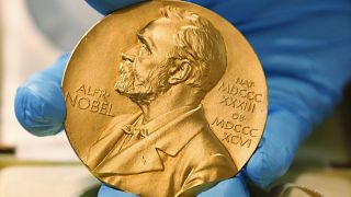 A medalha de ouro com a insígnia de Alfred Nobel