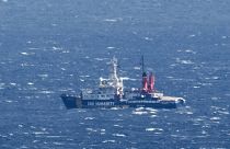 Az egyik állami támogatást kapó NGO, az SOS Humanity hajója Szicíliánál