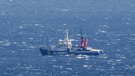 Az egyik állami támogatást kapó NGO, az SOS Humanity hajója Szicíliánál
