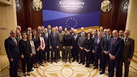 جوزپ بورل، مسئول سیاست خارجی اتحادیه اروپا در کنار سایر وزیران اروپایی