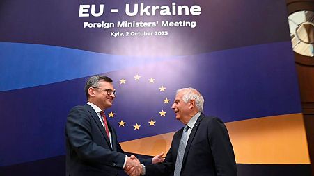 جوزپ بورل، مسئول سیاست خارجی اتحادیه اروپا در کنار دیمیترو کولبا، وزیر خارجه اوکراین در کی‌یف