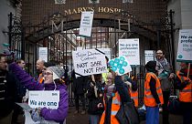 صورة من الارشيف-  يشارك الأطباء المبتدئون بدعم من العاملين الآخرين في مجال الرعاية الصحية في إضراب، بلندن.