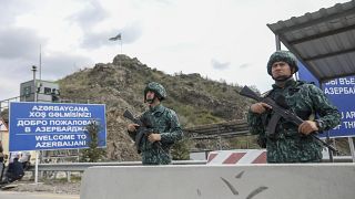 جنود أذربيجانيون يحرسون نقطة تفتيش لاتشين في أذربيجان. 2023/10/01