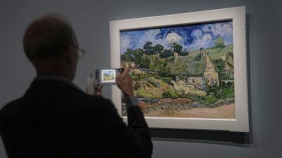 زائر في معرض الفنان الهولندي فنسنت فان جوخ في متحف أورسيه في باريس، فرنسا