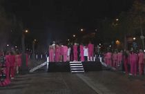 A résztvevők a párizsi diadalívnél ünnepelték a mellrák túlélőit