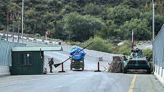 Rus barış gücü askerlerinin kontrolü sonrası Dağlık Karabağ'dan çıkıp Laçın Koridoru üzerinden Ermenistan'a giden bir araç 