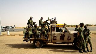 جنود من الجيش المالي في مطار تمبكتو، مالي.