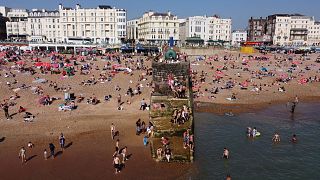  Посетителите на плажа се разхлаждат във вода, с цел да избягат от жегата в Брайтън, Обединеното кралство, 9 септември 2023 година 