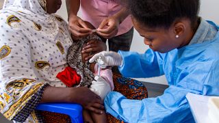  Дете получава ваксина против малария. 