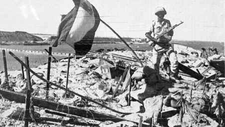 جندي مصري يقف بجانب العلم المصري الذي يرفرف فوق المواقع الإسرائيلية السابقة على خط بارليف. 1973/10/19