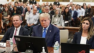 Eski ABD Başkanı Donald Trump, New York Yüksek Mahkemesi'ndeki mahkeme salonunda otururken