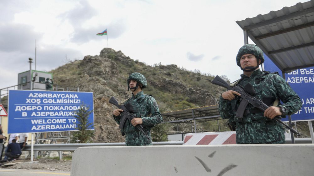 Азербайджански военнослужещи охраняват КПП Лачин в Азербайджан, неделя, 1 октомври