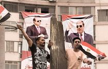 Mısır Cumhurbaşkanı Abdulfettah Sisi'nin posterlerinin önünde Mısır bayrağı sallayan destekçileri 