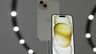  Телефоните iPhone 15 са показани по време на оповестяване на нови артикули в кампуса на Apple. 