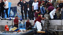 Мигранты, причалившие к побережью итальянского острова Лампедуза