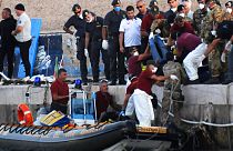 Мигранты, причалившие к побережью итальянского острова Лампедуза