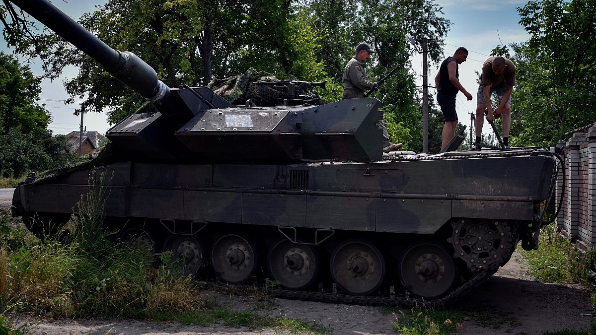 جنود أوكرانيون يقفون فوق دبابة ليوبارد. 2023/06/21