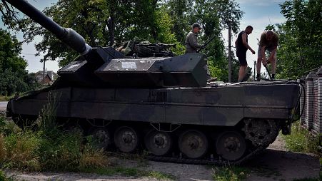 جنود أوكرانيون يقفون فوق دبابة ليوبارد. 2023/06/21