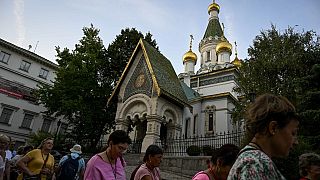 Туристы у церкви Святого Николая Чудотворца, известной как русская церковь, в центре Софии, 21 сентября 2023 года. 