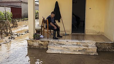 سيدة أمام منزلها الذي غمرته الفيضانات في قرية سوتيريو بالقرب من مدينة فولوس، اليونان، 29 سبتمبر 2023.