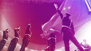  Китайски военни бойци поздравяват, до момента в който китайският байрак се издига по време на церемонията по откриването на Олимпийските игри в Пекин 2008 година, август 2008 година 