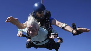Una mujer de 104 años de Chicago espera obtener el certificado que la acredite como la persona de más edad que ha practicado paracaidismo.