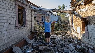 زن ۶۱ ساله اوکراینی در میانه آوارهای منزلش بر اثر اصابت راکت‌های روسیه