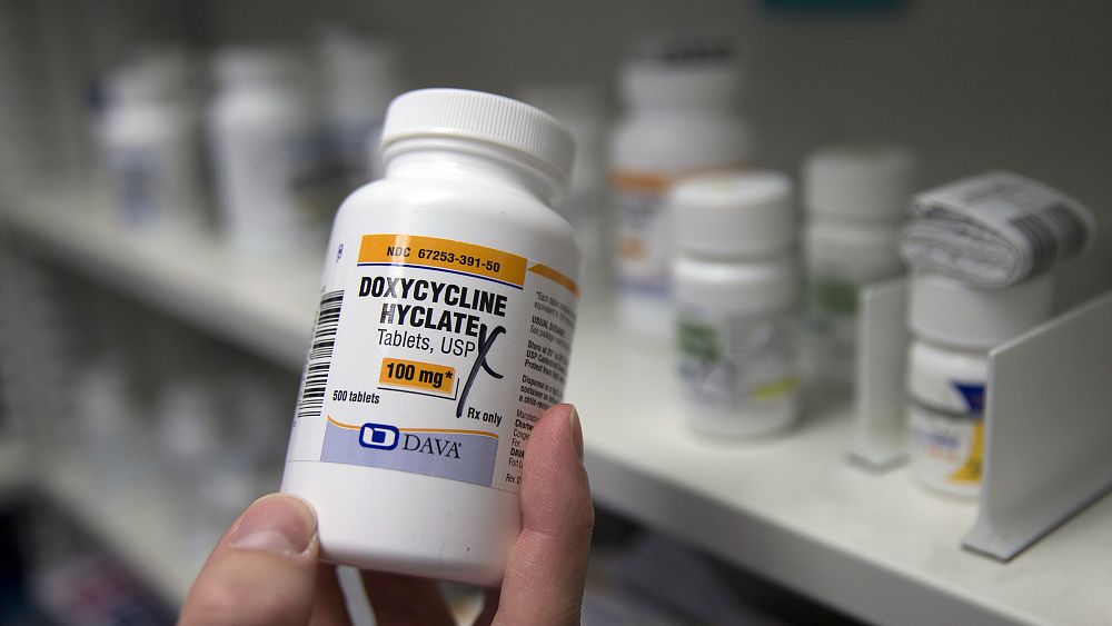 ФАЙЛ Фармацевт държи бутилка от антибиотика доксициклин хиклат  Авторско