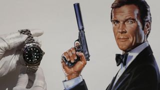  Специално издание Omega 50 Years от 007 часовник Seamaster, чиято приблизителна цена е £20 000 - 30 000, част от разпродажбата „ Sir Roger Moore: The Personal Collection “ в Bonhams 