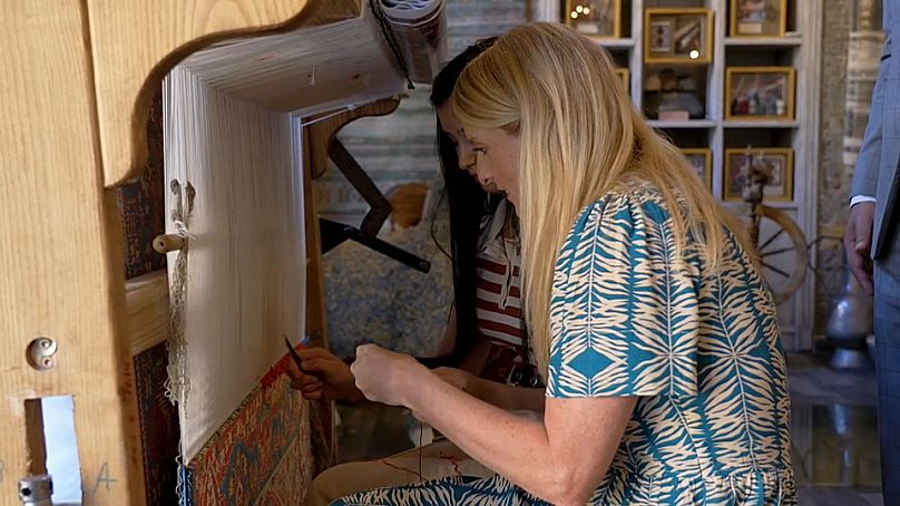 Cinzia Rizzi learns how to weave a carpet