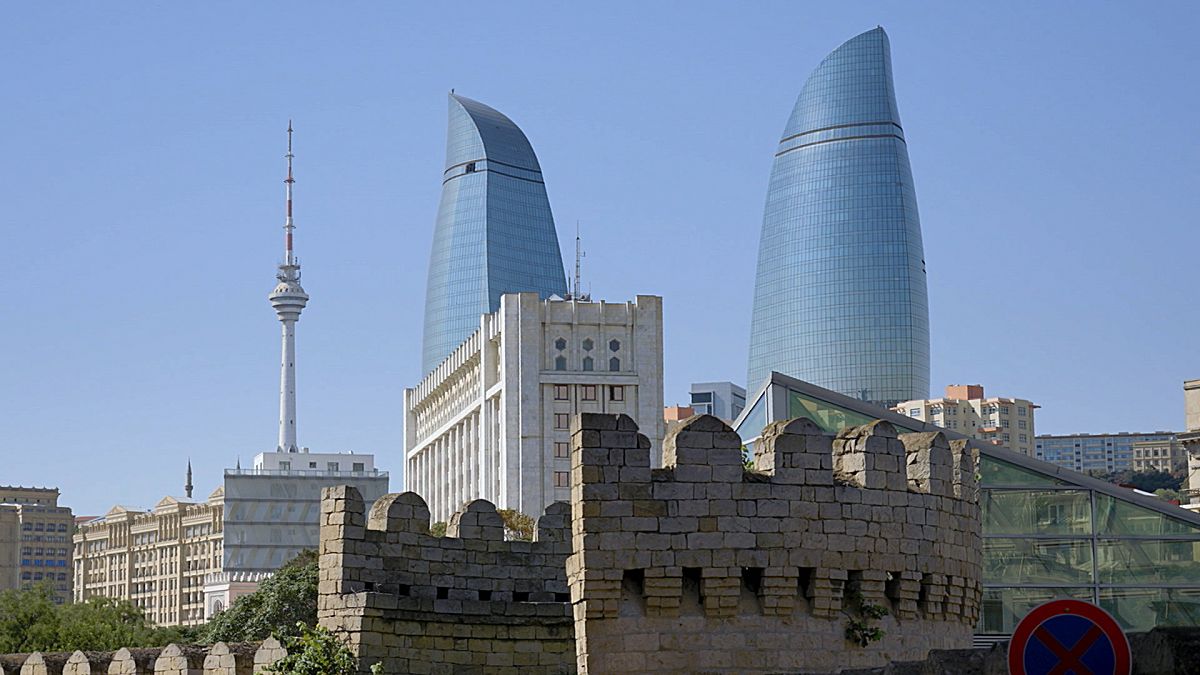 Baku: Aserbaidschans Hauptstadt, in der sich Antike und Moderne treffen