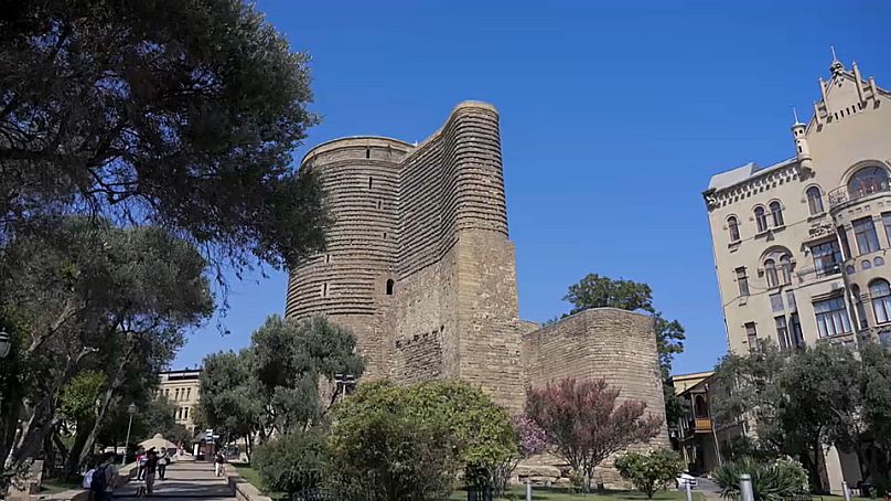 В стенах старого города: вид на Девичью башню.