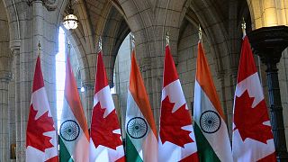 Hint ve Kanada bayrakları