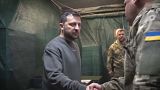 Ο Βολοντίμιρ Ζελένσκι επισκέπτεται τα ουκρανικά στρατεύματα στην πρώτη γραμμή του μετώπου στον τομέα Λιμάν Κουπιάνσκ