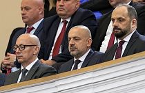 Kosovalı etnik Sırp politikacı ve iş insanı Milan Radoicic (ortada) 