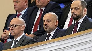 Kosovalı etnik Sırp politikacı ve iş insanı Milan Radoicic (ortada) 
