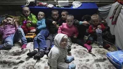 Дети в бомбоубежище в Мариуполе, 6 марта 2022 года. Архивное фото
