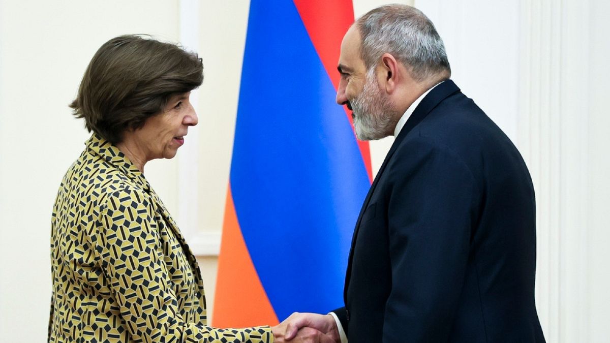 Fransa Dışişleri Bakanı Catherine Colonna (sol), Ermenistan Başbakanı Nikol Paşinyan tarafından kabul edildi