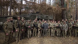الرئيس الأوكراني يقف وسط الجنود الأوكرانيين أمام دبابة ليوبارد في خاركيف. 2023/10/03