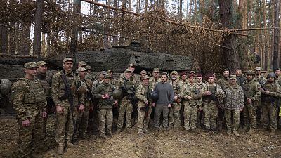 الرئيس الأوكراني يقف وسط الجنود الأوكرانيين أمام دبابة ليوبارد في خاركيف. 2023/10/03